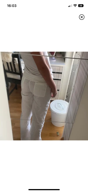 Lågmidjade linnebyxor  - Säljer mina linnebyxor då dom inte kommer till användning💕 är köpta här på Plick💕 Det ärnn nu inte äkta Roxy men de liknar de