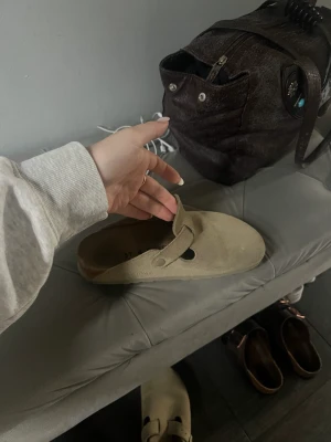 Boston Birkenstock - Sparsamt använda boston birkenstock, köpta för några månader sedan. Storlek 37, passar 36 och 37. Köparen står för frakten. Nyrpris 1700kr