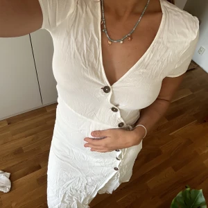 Klänning - Säljer denna vita klänning från bikbok. 