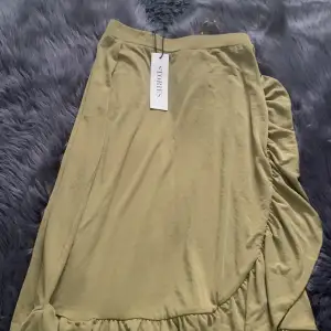 Säljer nu denna jättefina olivgröna kjolen, bra skick och aldrig använt. Säljer för råkade köpa två av den. Älskar verkligen! 💗