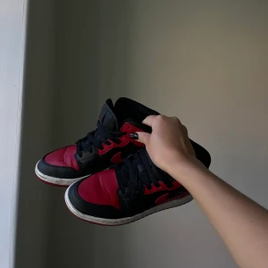 Jordan 1 mid - Säljer dessa supersnygga Jordans köpta på Restocks. Säljer då jag knappt använder dem. Storlek 36,5
