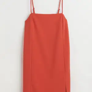 Helt ny och oanvänd klänning från H&M, orange-röd, liten slits på sidan.