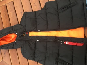 Alpha industries vest  - Väldigt bra och bekväm vest med stora fickor på in och utsidan 