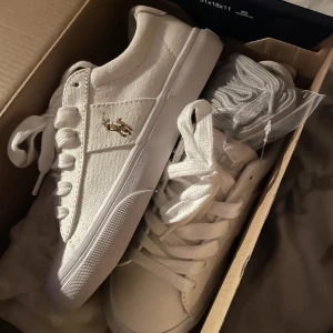 Ralph Lauren skor  - Helt nya oanvända skor (ENDAST TESTADE) säljer pga för liten storlek. Skorna är storlek 36 men är små i storleken så skulle säga 35 💙