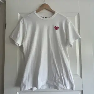 T-shirt ifrån Commes des garcons i storlek L. Köpt i Köpenhamn. Bra skick.