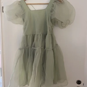 Cupcake klänning - En kort somrig cupcake klänning med puffärmar och i en olivgrön färg 