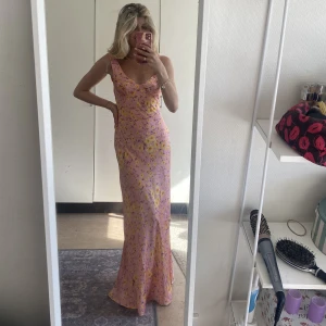 Lång sommarklänning - Helt ny klänning i storlek 36 (råkade köpa två så säljer ena, lappen sitter kvar). Perfekt sommarklänning och jättefin på bal.