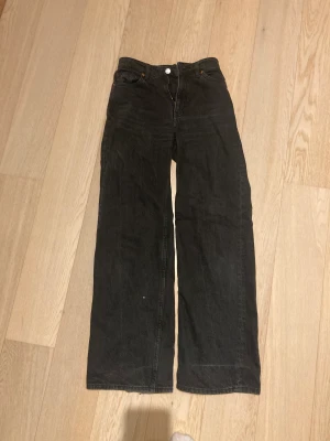 Svarta jeans från Monki - Nypriset var 400kr och säljer för endast 100kr! Toppen skick, dock finns det slitningar vid benen. Pris kan förhandlas. Byxorna passar någon mellan 160-165