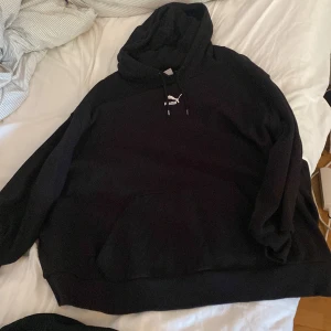 stor puma hoodie - En stor mysig hoodie från puma, knappt använda och i fint skick. 