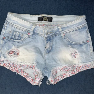 Jeansshorts  - Jeansshorts i blommönster 🌸🌺🌸I riktigt bra skick! Storlek mellan XS-S. 💌Pm vid frågor 