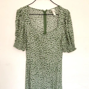 Hm blommig klänning  - Grön blommig klänning med puffärm från Hm, storlek XS. Modell Maxi. Har en liten slits vid benet. Skickar gärna mer bilder. Storlek XS/S Material viskos. Skick är perfekt ! 
