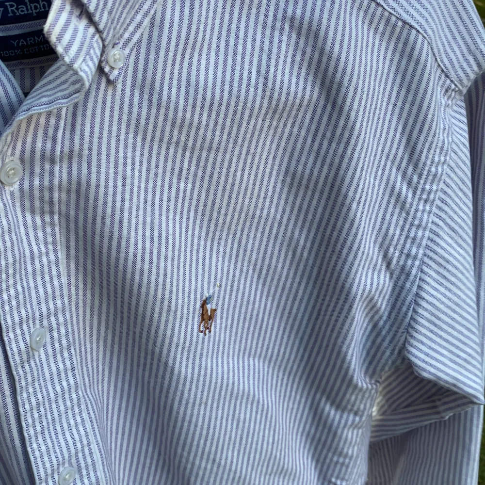 Säljer en fin Polo ralph lauren skjorta eftersom jag inte riktigt använder den. Nypris: Ca 1200 , Pris kan diskuteras vid Köp! . Skjortor.