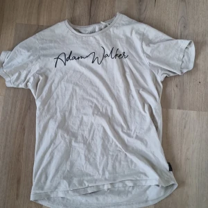 Vit T-shirt med tryck - Snygg vit T-shirt