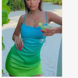 Klänning  - Säljer kort klänning med vackra färger, perfekt till sommaren 💚💙 Storlek S. Klänningen är helt ny (prislappen sitter kvar) De hair clips ni ser på sista bilden ingår i köpet 🦋 de matchar klänningen perfekt🥰