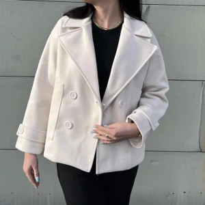 Design by si  - Helt oanvänd kappa från design by si, endast testad med lapp kvar. I färgen off white. Säljer då det är försent att skicka tillbaka. 💕 nypris: 757kr