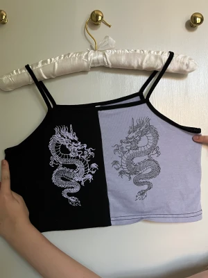 Topp  - En topp från Shein det är i strl 150 men passar för dom som har xs-M. Säljer pga inte använder 