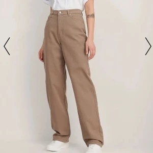 Bruna jeans Na-kd - Bruna jeans från Na-kd i storlek 36. Mycket gott skick då de är väldigt sparsamt använda. Har tagit bort kedje/nyckelringen som sitter vid fickan.