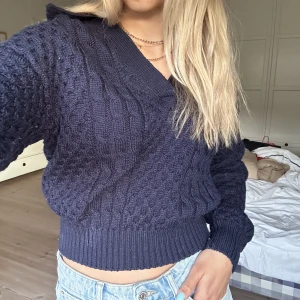 Stickad tröja & other stories - Asnajs mörkblå stickad tröja från &other stories. Helt oanvänt!! Storlek XS (jag brukar ha S) 💕💕köpt för 899kr 