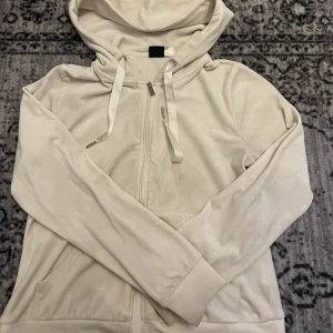 Tjocktröja  - Tjocktröja ifrån Gina, lite fläckiga i ändan på armarna. 