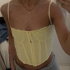 Korsett topp - Säljer nu min älskade korsett topp från chiquelle i strl 38 men den är VÄLDIGT liten i strl (34-36)! Säljer billigt då den har två små fläckar som jag inte märkt, men känns så tråkigt å slänga en sån fin topp! Vanish elr diskmedel borde göra susen❤️