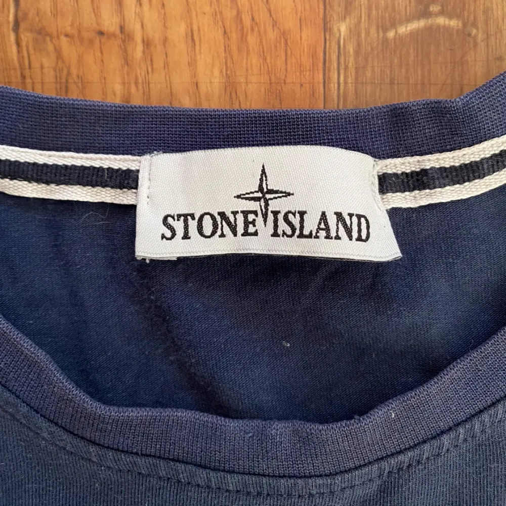 Säljer en fin långärmad Stone Island T-shirt. Skriv för frågor :). T-shirts.