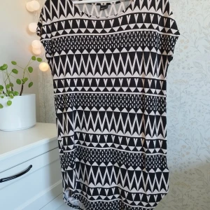 Lång T-shirt  - Lång T-shirt från Gina Tricot. Storlek M.