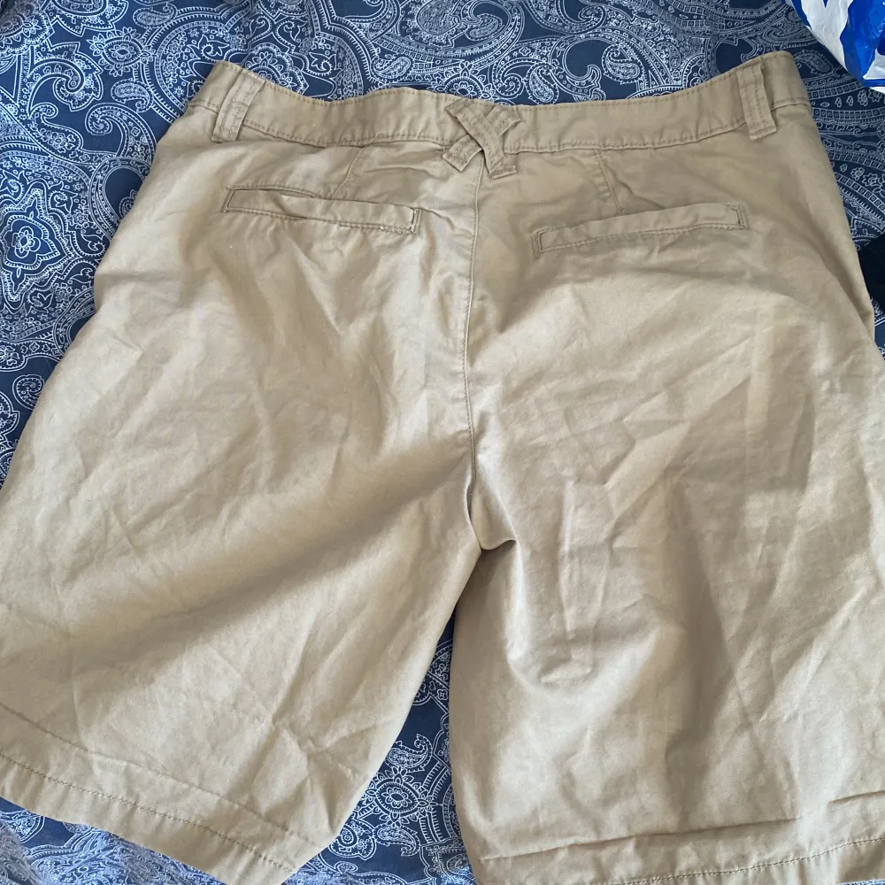 Köpte dom från Sellpy men dom ljög om midjemåttet 💔  Midjemåttet är 84 cm, shortsen är low waisted.. Shorts.