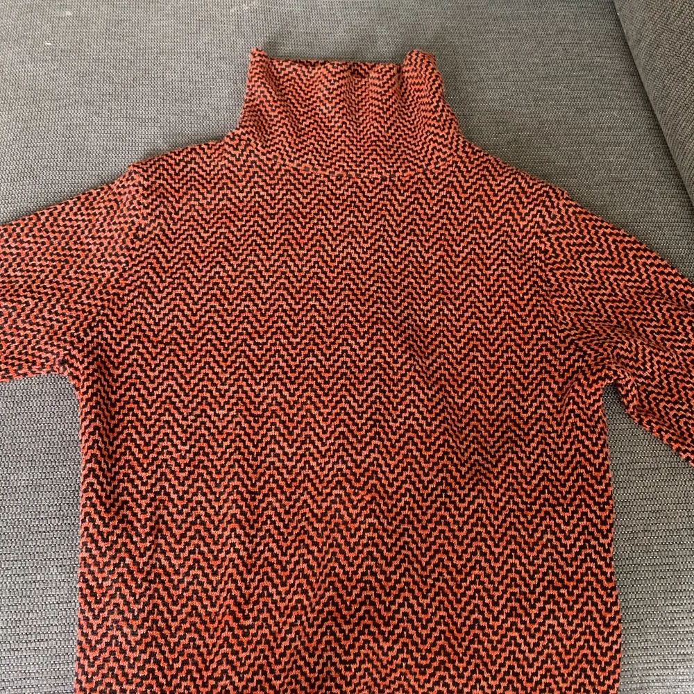 En mönstrad tröja från ett märke som heter cooperative🧡Den är i bra skick! Står ingen storlek men skulle uppskatta xs/s. Toppar.