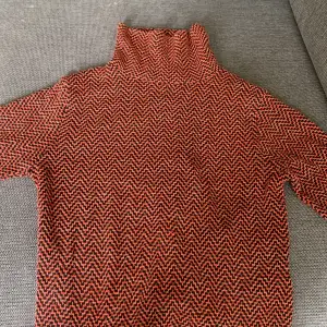 En mönstrad tröja från ett märke som heter cooperative🧡Den är i bra skick! Står ingen storlek men skulle uppskatta xs/s