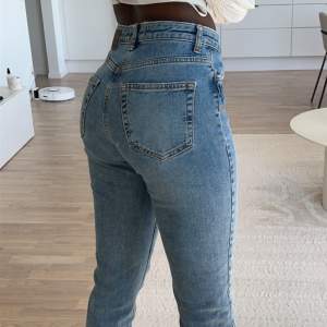 Straight jeans. Rak modell. Ankellängd.