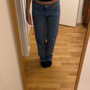 Säljer mina fina lågmidjade weekday jeans i modellen Arrow💕(står inte för frakten)