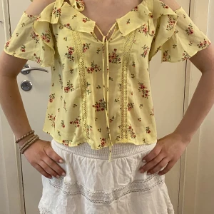 Blus  - Så söt blus, perfekt till sommaren🤩💓 Använd fåtal gånger 