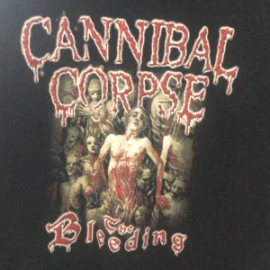 cannibal corpse tisha 😩 - xl women vilket betyder att den e tight för en xl, och oversized för storlekar under xl.  OBS! jag röker men den är tvättad. den kan dock fortfarande lukta. köp inte om du är känslig. TRYCK INTE PÅ KÖP NU! skriv privat för att betala via swish. frakt 45kr