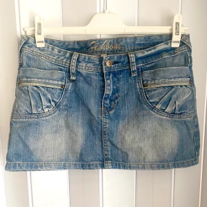 Jeans kjol - Så söt mini jeans kjol som inte används! Har inga skador och är som ny🤍 midjemåttet är 41 och längden är 28cm