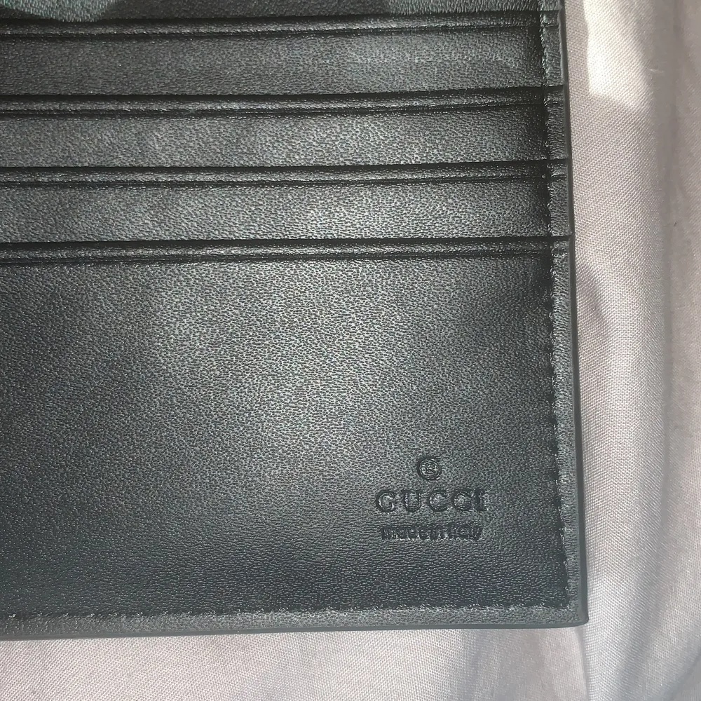 Gucci plånbok äkta fick av en vän pris kan diskuteras . Accessoarer.