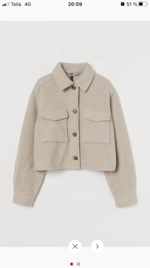 Croppad skjortjacka från HM - En croppad biege skjortjacka från hm i ett lite lurivigt material. Fortfarande i fint skick och inte använd många gånger. Varm och funkar perfekt till våren och hösten, men änven svalare sommar.  Ordinarie pris 349kr