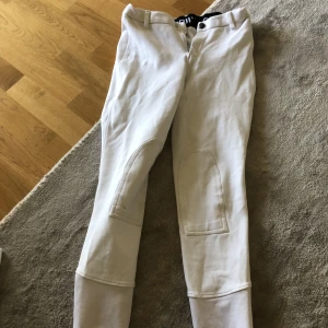 Vita tävlingsbyxor - Vita tävlingsbyxor från crw. Nästan inte använda, inga fläckar. 