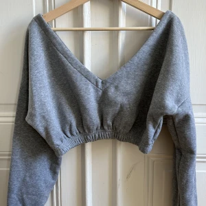 Mjukis tröja - Vadderad mjukis tröja som balanserar på axlarna. Crop tröja. Använd fåtal gånger. 