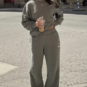 Björn Borg Alice Stenlöf Oversized pants och oversized crew XS - Alice Stenlöf oversized set - mjukisbyxor och crew med tags kvar på. Storlek XS. Säljer pga att de bara inte kommit till användning.  Looken är perfekt urtvättad, passformen lös och känslan mjuk tack vare ett fint material i ekologisk bomull. Rundhalsade 