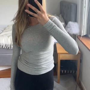 Tröja guess - En jätte skön och stretchig tröja från guess. Skulle säga xs-m. Står guess på sig i roseguld kristaller. Inga defekter🤍