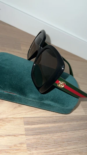 Gucci solglasögon  - I nyskick använda endast 2-3 gånger kvitto finns 