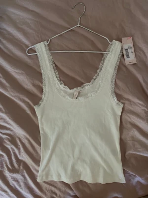 Nytt linne - Ett helt nytt linne med spets från Nelly. Endast testat så nyskick! Strl S. 80kr + frakt. Priset kan diskuteras såklart!🌸