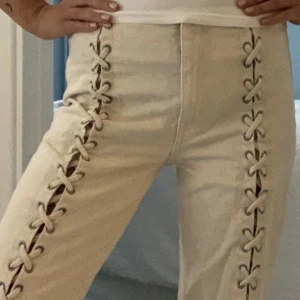 As coola byxor - Älskar dessa men är tyvärr lite för små:(( Väldigt bra skick och använt ca 2 ggr💖💖(Första bilden lånad)