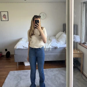 Blå bootcut jeanse - Högmidjade bootcut jeans från NA-KD. Skriv för mått. Storlek 34 men skulle säga mer en 32. Jag är 168 cm och de är långa på mig så skulle säga att de passar 170 cm och uppåt. Använda fåtal gånger så inga defekter, som nyskick🤍 