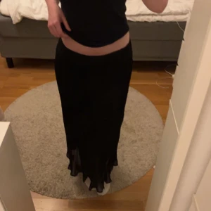 Långkjol - Svart långkjol, bekväm och luftig men ändå ganska tjockt material🩷står inte storlek men skulle gissa på S