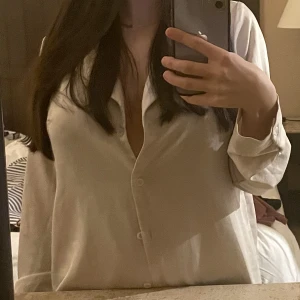 Beige Satin skjorta  - Beige satin skjorta, jätte fin som kofta, storlek S