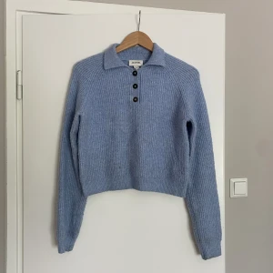 Stickad tröja med knappar  - Söt och jättemjuk tröja med halv-knappar från Monki! Superfin blå färg 