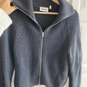 Weekday kofta  - Stickad marinblå med kedja och snygg krage. Ganska tjock och varm. Går till midjan. 