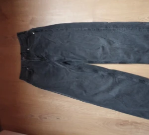 Svarta baggy jeans - Använd bara en eller två gånger men lite slitna längst ner på högra ben därav det billiga priset, storlek 36/38, kan posta och mötas upp i Stockholm men köparen står för frakten ifall den ska postas💖💖