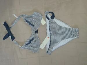 Bikini från Esprit - En toksöt bikini från Esprit.  Helt ny med lappar kvar. Blå och vit med många söta detaljer.  Skulle säga att det passar en stl 36  (se stl lappar på bild)